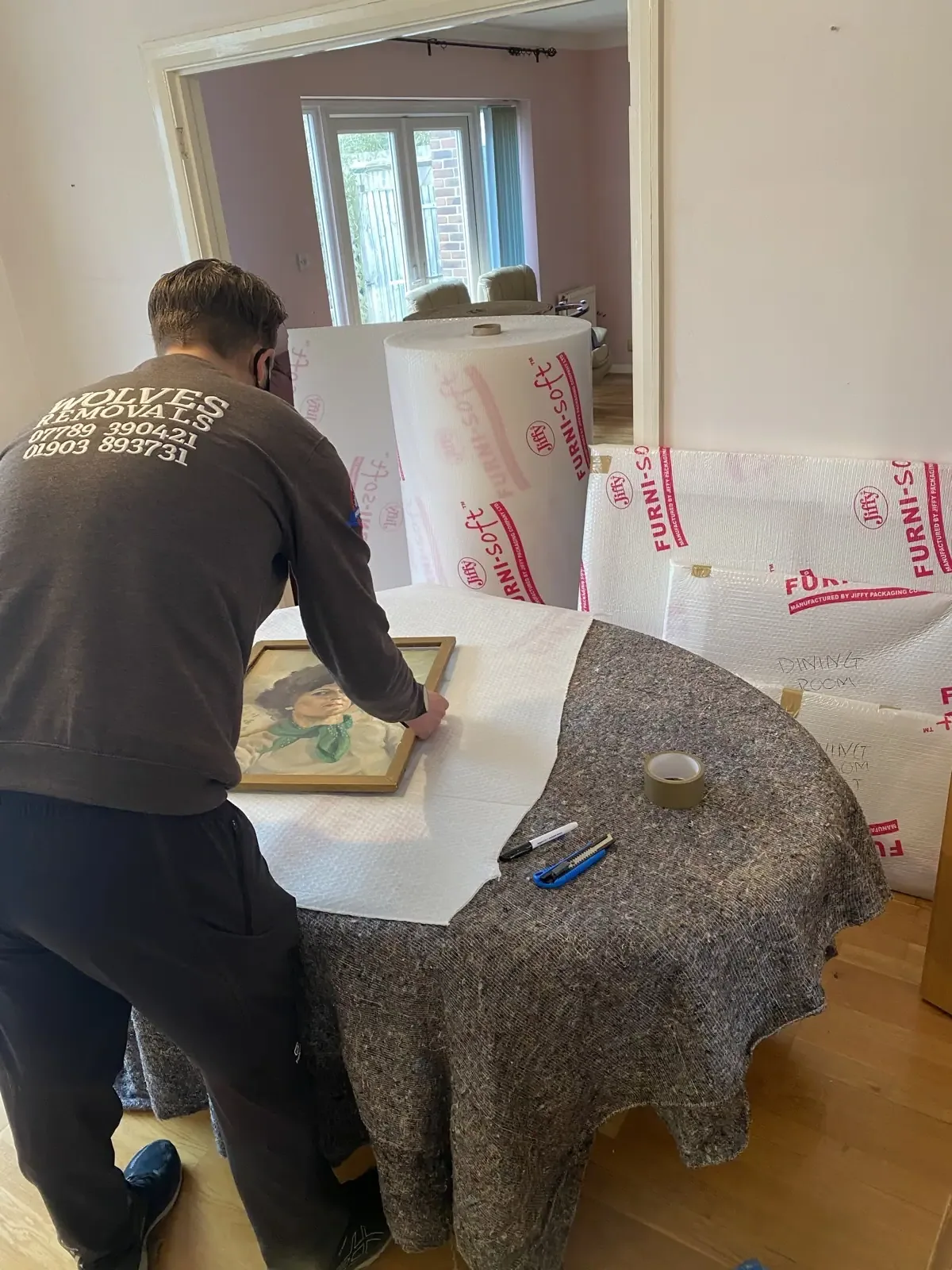 Wrapping round dining table packing
